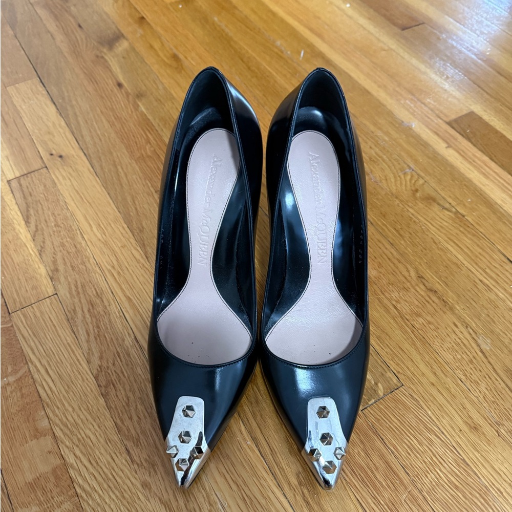 ALEXANDER MCQUEEN Punk Stud embellished leather pumps size 8.5